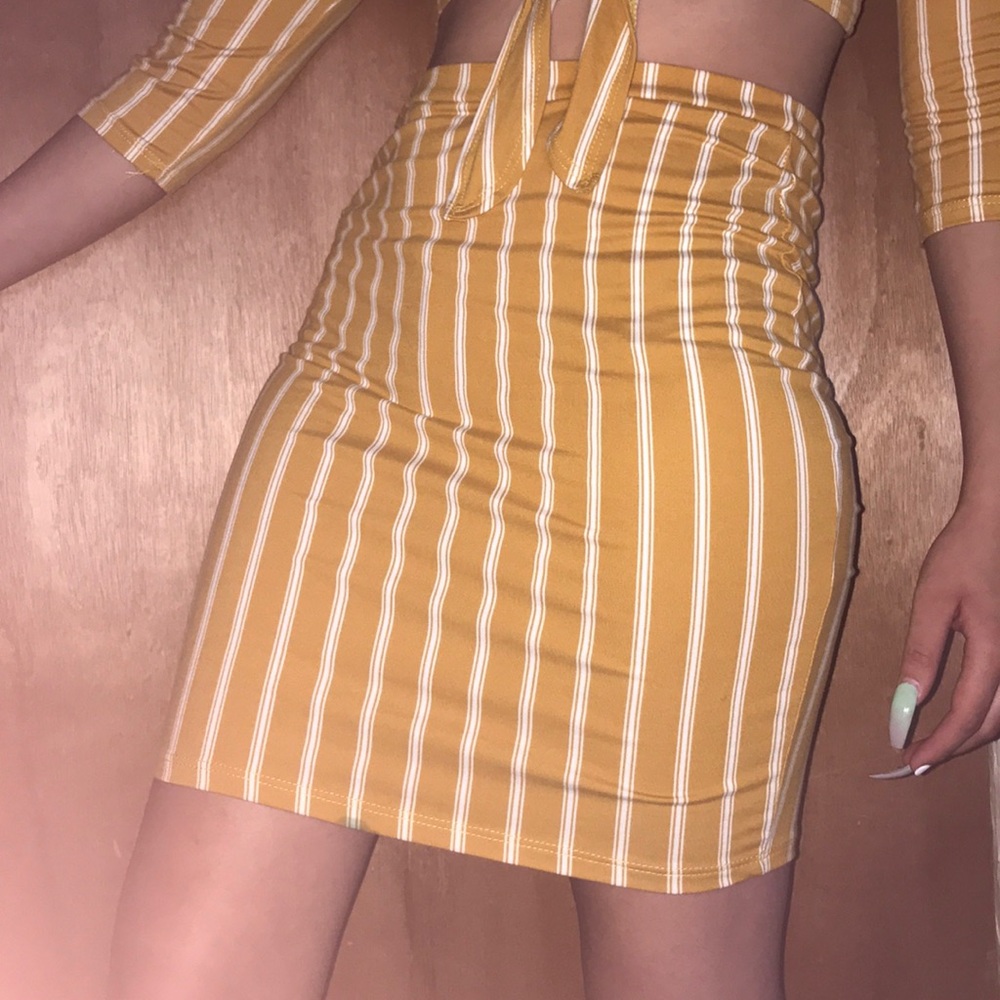 yellow & white striped crop top 💛🤍